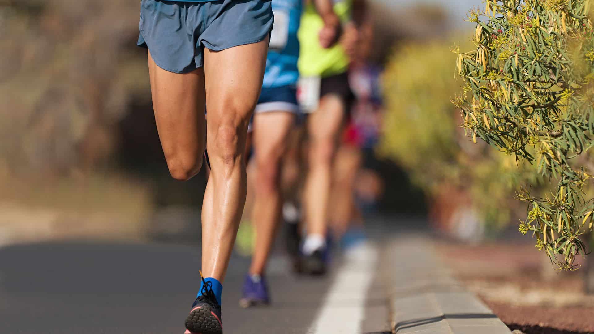 Run before. Ноги бегущего человека. Бегущие ноги в сторону. Ноги бегут на фоне людей.